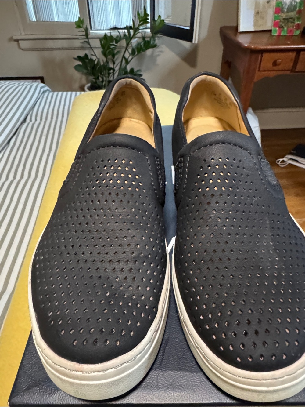 Naturalizer Carly Black Slip-On Sneakers – Size 8.5 M